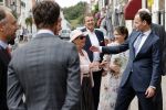 Naarden 24 september 2021
Nina ten Brink de dochter van Robert ten Brink en zijn vrouw Roos trouwt in het gemeentehuis van Naarden Vesting met haar man Laurens Jan . Ze arriveren in een bakfiets.