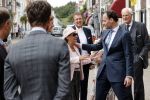 Naarden 24 september 2021
Nina ten Brink de dochter van Robert ten Brink en zijn vrouw Roos trouwt in het gemeentehuis van Naarden Vesting met haar man Laurens Jan . Ze arriveren in een bakfiets.