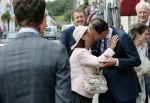 Naarden 24 september 2021
Nina ten Brink de dochter van Robert ten Brink en zijn vrouw Roos trouwt in het gemeentehuis van Naarden Vesting met haar man Laurens Jan . Ze arriveren in een bakfiets.