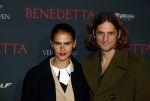 Amsterdam 12 oktober 2021
Premiere Benedetta  in Tuschinski. paul Verhoeven is de regisseur. Olivia Lonsdale met vriend