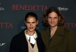 Amsterdam 12 oktober 2021
Premiere Benedetta  in Tuschinski. paul Verhoeven is de regisseur. Olivia Lonsdale met vriend