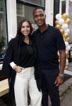 Amsterdam 2 oktober 2021
Patrick Kluivert zijn vrouw Rosanna Nino Wilkes zijn aandeelhouder in het sneakermerk Qurk. De schoenen worden van kurk gemaakt. De winkel zit in de 9 straatjes.