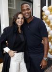 Amsterdam 2 oktober 2021
Patrick Kluivert zijn vrouw Rosanna Nino Wilkes zijn aandeelhouder in het sneakermerk Qurk. De schoenen worden van kurk gemaakt. De winkel zit in de 9 straatjes.