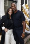 Amsterdam 2 oktober 2021
Patrick Kluivert zijn vrouw Rosanna Nino Wilkes zijn aandeelhouder in het sneakermerk Qurk. De schoenen worden van kurk gemaakt. De winkel zit in de 9 straatjes.