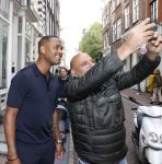 Amsterdam 2 oktober 2021
Patrick Kluivert zijn vrouw Rosanna Nino Wilkes zijn aandeelhouder in het sneakermerk Qurk. De schoenen worden van kurk gemaakt. De winkel zit in de 9 straatjes. patrick met een fan