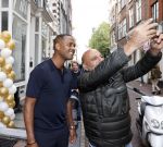 Amsterdam 2 oktober 2021
Patrick Kluivert zijn vrouw Rosanna Nino Wilkes zijn aandeelhouder in het sneakermerk Qurk. De schoenen worden van kurk gemaakt. De winkel zit in de 9 straatjes. patrick met een fan