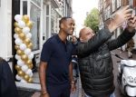 Amsterdam 2 oktober 2021
Patrick Kluivert zijn vrouw Rosanna Nino Wilkes zijn aandeelhouder in het sneakermerk Qurk. De schoenen worden van kurk gemaakt. De winkel zit in de 9 straatjes. patrick met een fan