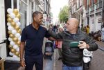 Amsterdam 2 oktober 2021
Patrick Kluivert zijn vrouw Rosanna Nino Wilkes zijn aandeelhouder in het sneakermerk Qurk. De schoenen worden van kurk gemaakt. De winkel zit in de 9 straatjes. patrick met een fan