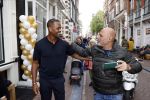 Amsterdam 2 oktober 2021
Patrick Kluivert zijn vrouw Rosanna Nino Wilkes zijn aandeelhouder in het sneakermerk Qurk. De schoenen worden van kurk gemaakt. De winkel zit in de 9 straatjes. patrick met een fan