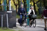 Amsterdam 3 september 2021
Paatrick Stoof met zijn partner op de fiets in Amsterdam Buitenveldert.