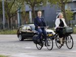 Amsterdam 3 september 2021
Paatrick Stoof met zijn partner op de fiets in Amsterdam Buitenveldert.