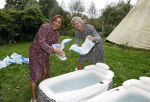 Amsterdam 16 oktober 2021
Patty Brard en haar man Antoine v d Vijver in een ijsbad . Patty heeft een hele lijn met produkten die bij het Kruitvat te koop zijn .