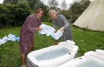 Amsterdam 16 oktober 2021
Patty Brard en haar man Antoine v d Vijver in een ijsbad . Patty heeft een hele lijn met produkten die bij het Kruitvat te koop zijn .