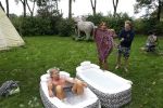 Amsterdam 16 oktober 2021
Patty Brard en haar man Antoine v d Vijver in een ijsbad . Patty heeft een hele lijn met produkten die bij het Kruitvat te koop zijn .