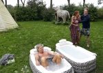 Amsterdam 16 oktober 2021
Patty Brard en haar man Antoine v d Vijver in een ijsbad . Patty heeft een hele lijn met produkten die bij het Kruitvat te koop zijn .