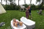 Amsterdam 16 oktober 2021
Patty Brard en haar man Antoine v d Vijver in een ijsbad . Patty heeft een hele lijn met produkten die bij het Kruitvat te koop zijn .