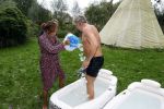 Amsterdam 16 oktober 2021
Patty Brard en haar man Antoine v d Vijver in een ijsbad . Patty heeft een hele lijn met produkten die bij het Kruitvat te koop zijn .