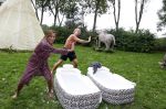 Amsterdam 16 oktober 2021
Patty Brard en haar man Antoine v d Vijver in een ijsbad . Patty heeft een hele lijn met produkten die bij het Kruitvat te koop zijn .
