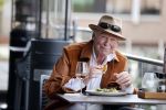 Hoofddorp 19 september 2021
Premiere van Barrie Stevens in de schouwburg van Hoofddorp.  Peter Faber op terras