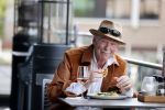 Hoofddorp 19 september 2021
Premiere van Barrie Stevens in de schouwburg van Hoofddorp.  Peter Faber op terras