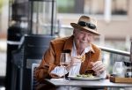 Hoofddorp 19 september 2021
Premiere van Barrie Stevens in de schouwburg van Hoofddorp.  Peter Faber op terras