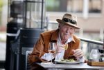 Hoofddorp 19 september 2021
Premiere van Barrie Stevens in de schouwburg van Hoofddorp.  Peter Faber op terras