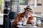 Hoofddorp 19 september 2021
Premiere van Barrie Stevens in de schouwburg van Hoofddorp.  Peter Faber op terras