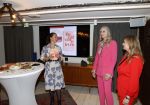Amsterdam 11 oktober 2021
Boekpresentatie Petra v Bremen en Helene v Santen in hotel the Hoxton . Tanja Jess reikt het eerste boek uit.