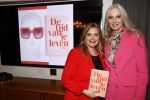 Amsterdam 11 oktober 2021
Boekpresentatie Petra v Bremen en Helene v Santen in hotel the Hoxton . Tanja Jess reikt het eerste boek uit.