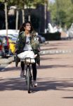 Amsterdam 22 september 2021
Quinty Trustfull op haar electrische van Moof fiets.