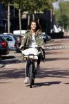 Amsterdam 22 september 2021
Quinty Trustfull op haar electrische van Moof fiets.