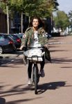 Amsterdam 22 september 2021
Quinty Trustfull op haar electrische van Moof fiets.