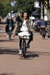 Amsterdam 22 september 2021
Quinty Trustfull op haar electrische van Moof fiets.