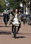 Amsterdam 22 september 2021
Quinty Trustfull op haar electrische van Moof fiets.