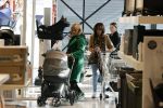 Amsterdam 7 oktober 2021
Rachel Hazes , Sarah v Soelen en haar moeder Rebecca v Soelen bij de prenetal babywinkel in Amstedam zuid oost.