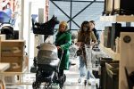 Amsterdam 7 oktober 2021
Rachel Hazes , Sarah v Soelen en haar moeder Rebecca v Soelen bij de prenetal babywinkel in Amstedam zuid oost.