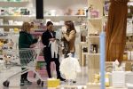 Amsterdam 7 oktober 2021
Rachel Hazes , Sarah v Soelen en haar moeder Rebecca v Soelen bij de prenetal babywinkel in Amstedam zuid oost.