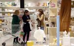 Amsterdam 7 oktober 2021
Rachel Hazes , Sarah v Soelen en haar moeder Rebecca v Soelen bij de prenetal babywinkel in Amstedam zuid oost.