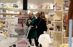 Amsterdam 7 oktober 2021
Rachel Hazes , Sarah v Soelen en haar moeder Rebecca v Soelen bij de prenetal babywinkel in Amstedam zuid oost.