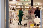 Amsterdam 7 oktober 2021
Rachel Hazes , Sarah v Soelen en haar moeder Rebecca v Soelen bij de prenetal babywinkel in Amstedam zuid oost.