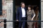 Naarden 24 september 2021
Nina ten Brink de dochter van Robert ten Brink en zijn vrouw Roos trouwt in het gemeentehuis van Naarden Vesting met haar man Laurens Jan . Ze arriveren in een bakfiets.