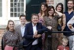 Naarden 24 september 2021
Nina ten Brink de dochter van Robert ten Brink en zijn vrouw Roos trouwt in het gemeentehuis van Naarden Vesting met haar man Laurens Jan . Ze arriveren in een bakfiets.