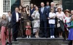 Naarden 24 september 2021
Nina ten Brink de dochter van Robert ten Brink en zijn vrouw Roos trouwt in het gemeentehuis van Naarden Vesting met haar man Laurens Jan . Ze arriveren in een bakfiets.