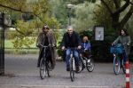 Amsterdam 16 oktober 2021
Robert en Claudia Schoemacher op de fiets bij het vondelpark