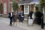 Naarden 24 september 2021
Nina ten Brink de dochter van Robert ten Brink en zijn vrouw Roos trouwt in het gemeentehuis van Naarden Vesting met haar man Laurens Jan . Ze arriveren in een bakfiets.