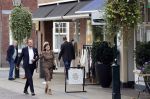 Naarden 24 september 2021
Nina ten Brink de dochter van Robert ten Brink en zijn vrouw Roos trouwt in het gemeentehuis van Naarden Vesting met haar man Laurens Jan . Ze arriveren in een bakfiets.