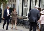 Naarden 24 september 2021
Nina ten Brink de dochter van Robert ten Brink en zijn vrouw Roos trouwt in het gemeentehuis van Naarden Vesting met haar man Laurens Jan . Ze arriveren in een bakfiets.