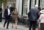 Naarden 24 september 2021
Nina ten Brink de dochter van Robert ten Brink en zijn vrouw Roos trouwt in het gemeentehuis van Naarden Vesting met haar man Laurens Jan . Ze arriveren in een bakfiets.