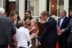 Naarden 24 september 2021
Nina ten Brink de dochter van Robert ten Brink en zijn vrouw Roos trouwt in het gemeentehuis van Naarden Vesting met haar man Laurens Jan . Ze arriveren in een bakfiets.