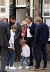 Naarden 24 september 2021
Nina ten Brink de dochter van Robert ten Brink en zijn vrouw Roos trouwt in het gemeentehuis van Naarden Vesting met haar man Laurens Jan . Ze arriveren in een bakfiets.